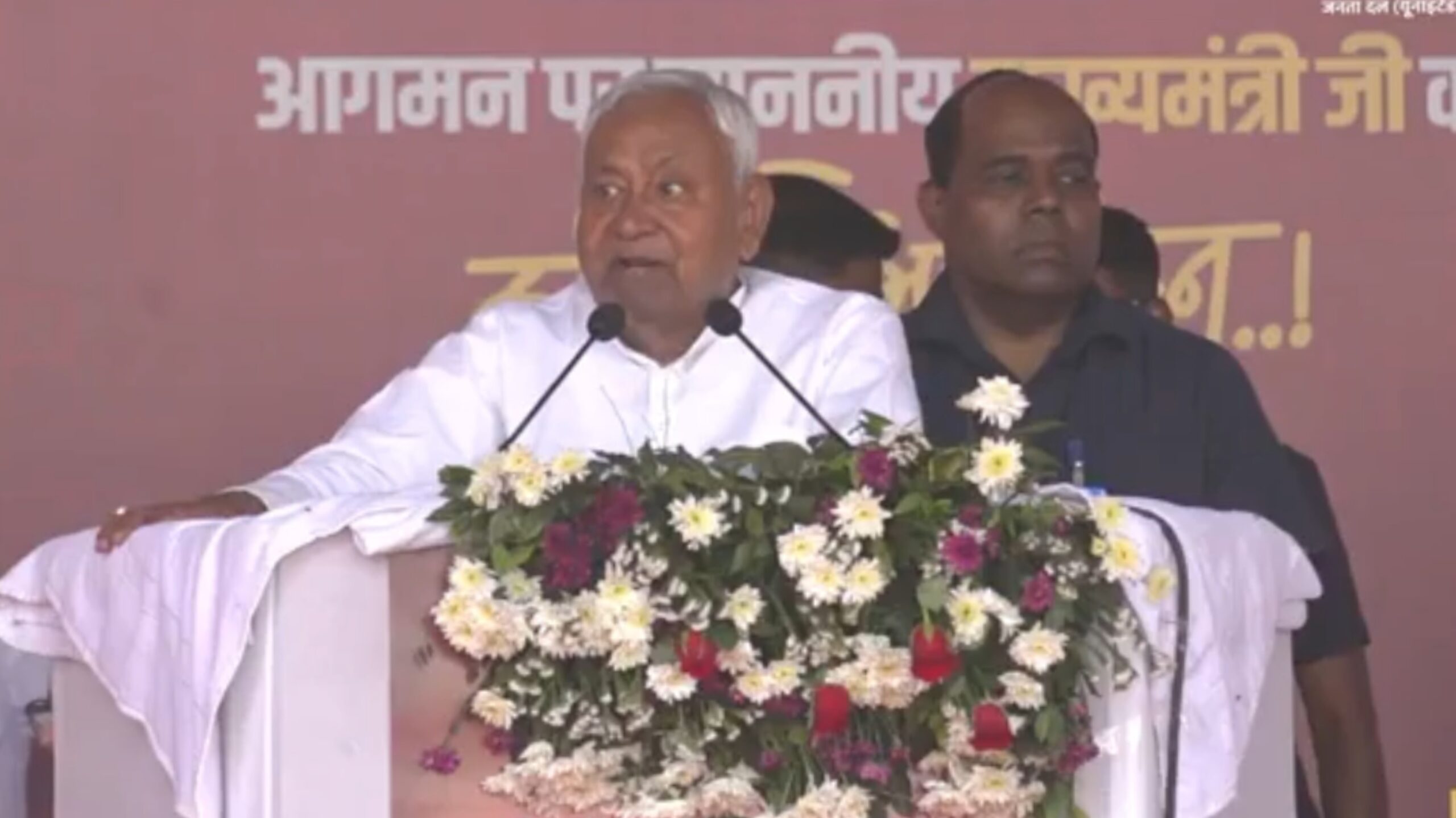 जमुई सभा में सीएम नीतीश कुमार का बयान चर्चा में: महिलाओं को जाते देख मंच से कहा—‘कहां जा रही हो, यहीं रहो, हमारी बात सुनो’