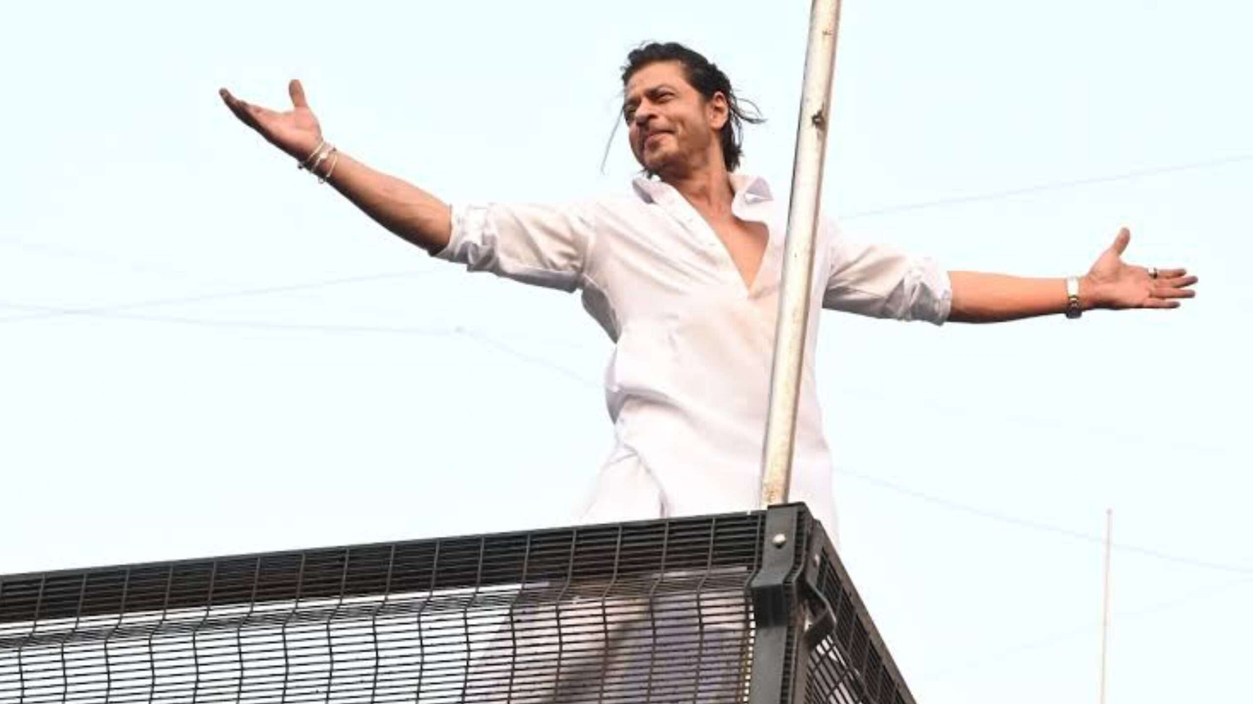ईद पर मन्नत के बाहर नहीं आए Shah Rukh Khan, सोशल मीडिया पर फैंस को दी शुभकामनाएं
