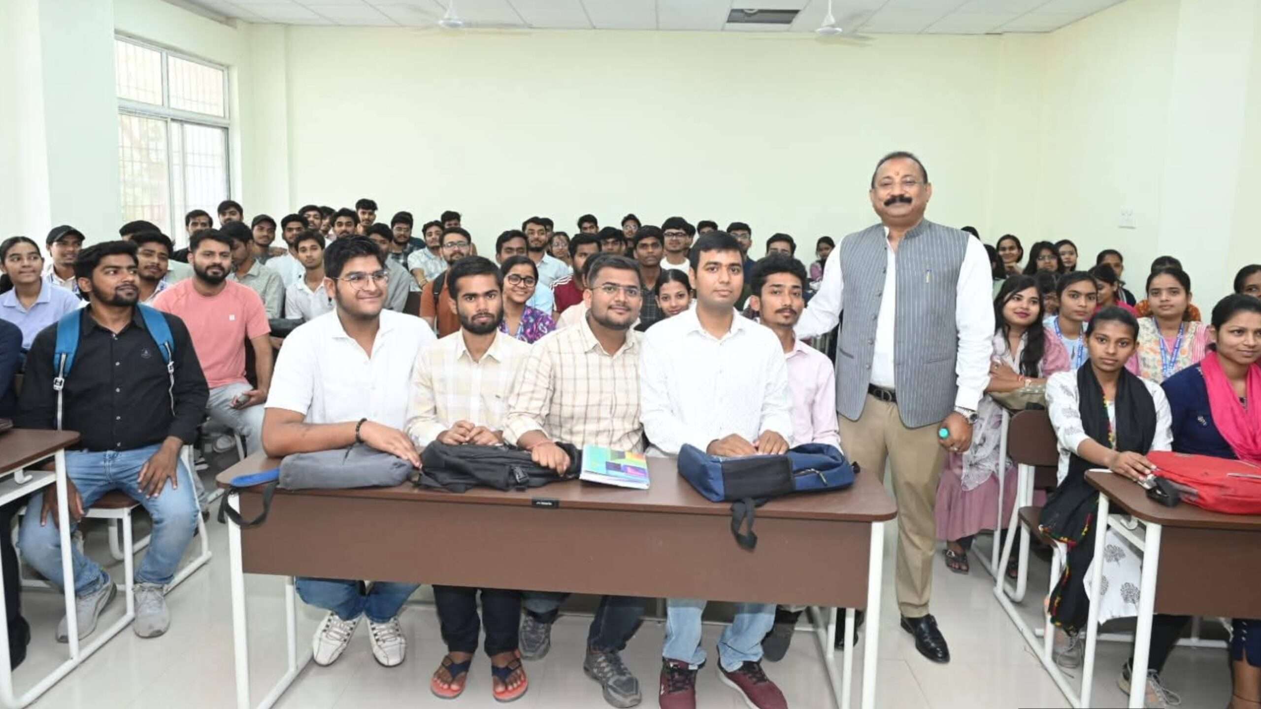 मंत्री से प्रोफेसर बने अशोक चौधरी, AN कॉलेज में ली पहली क्लास