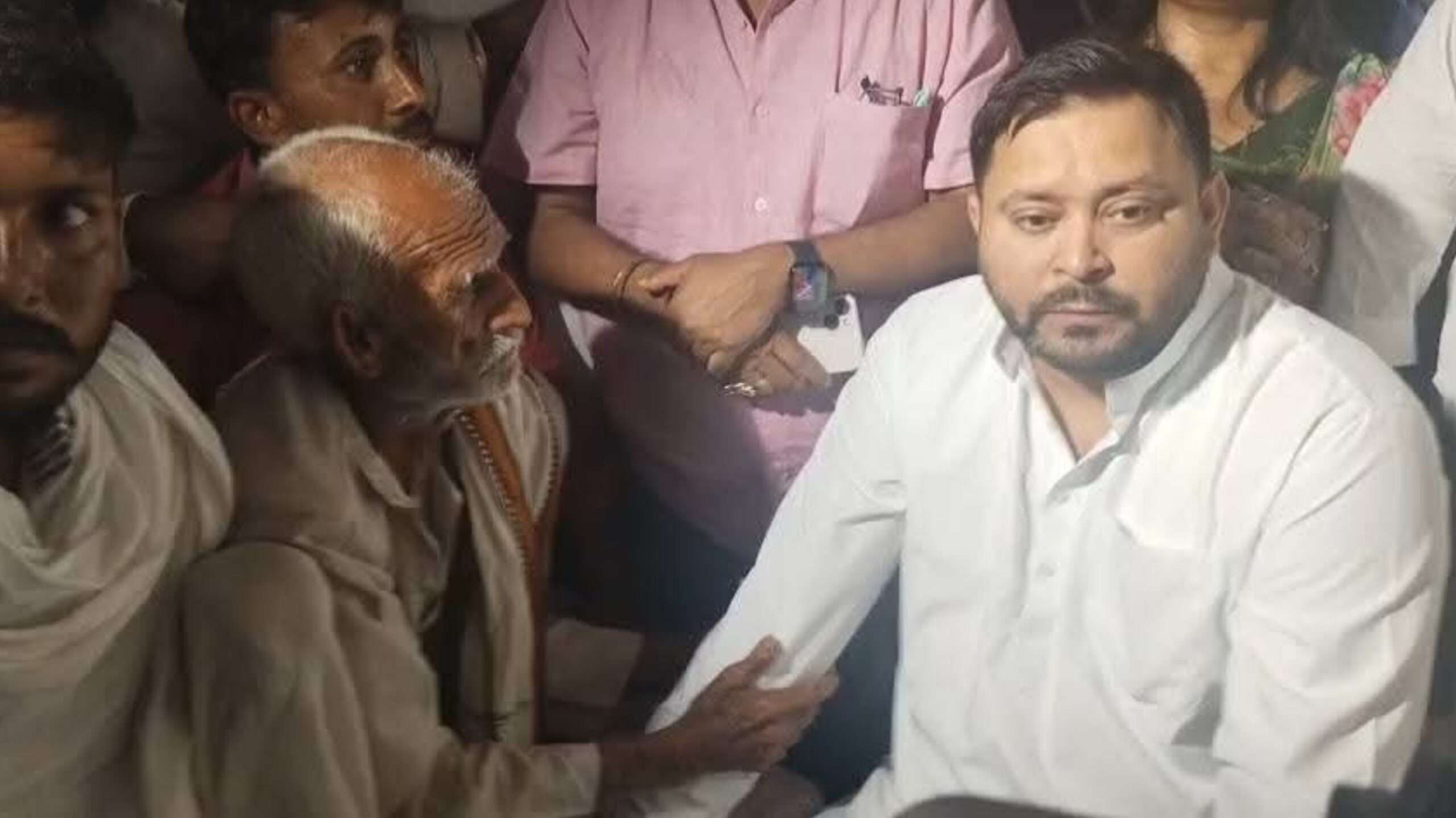 मुजफ्फरपुर: गायघाट में मृतक जगतवीर राय के परिजनों से मिले तेजस्वी यादव, सरकार पर साधा निशाना