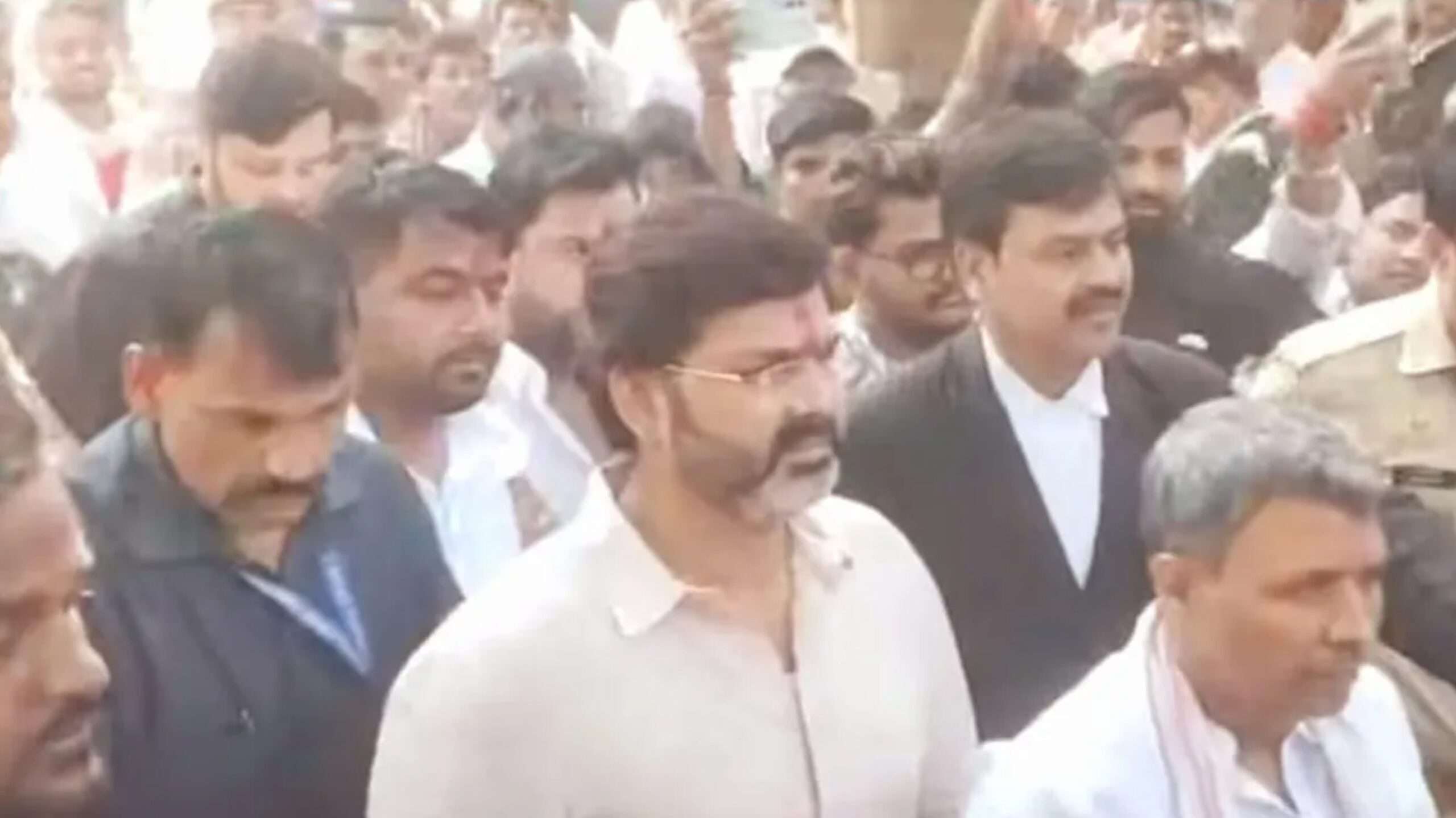 आरा कोर्ट में पेश हुए पवन सिंह, पत्नी ज्योति सिंह अनुपस्थित; तलाक मामले में अगली तारीख तय