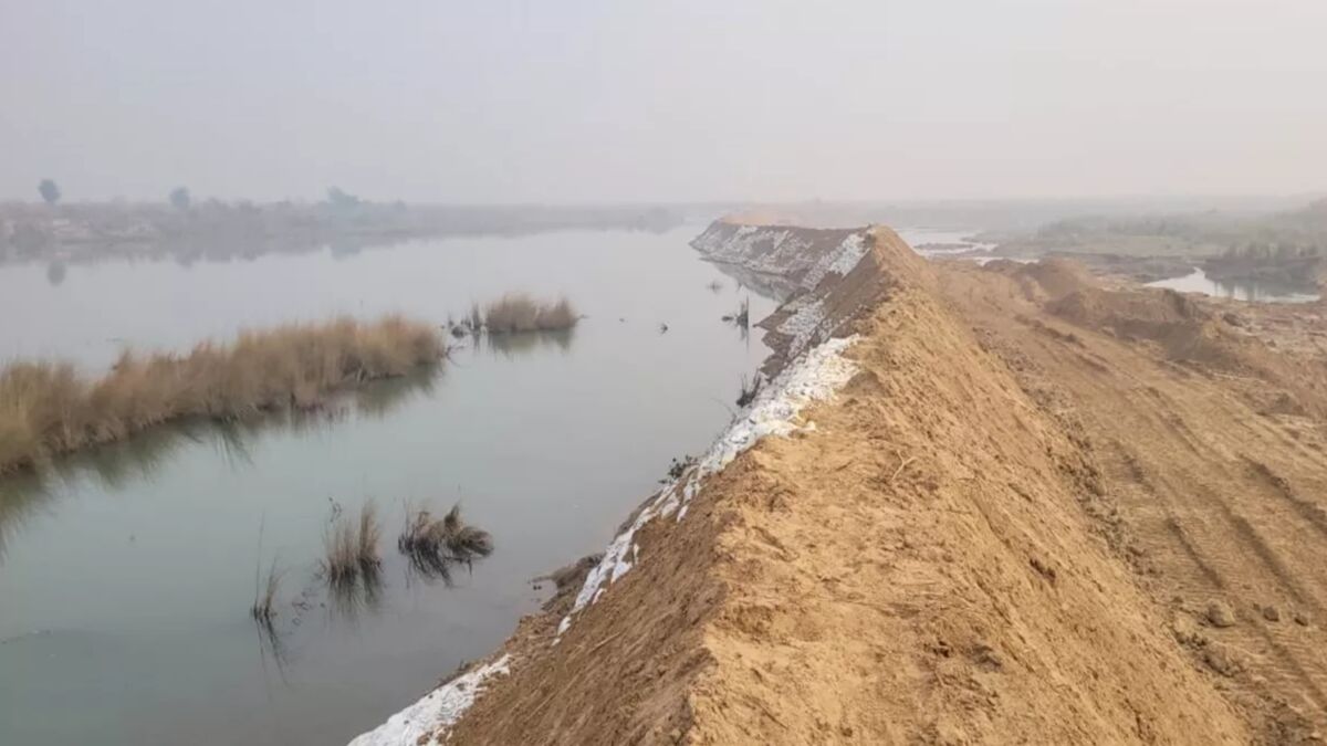 बालू माफियाओं ने सोन नदी को बनाया अपना शिकार, पुलिस और प्रशासन रहे निष्क्रिय 1 बालू माफियाओं ने सोन नदी को बनाया अपना शिकार, पुलिस और प्रशासन रहे निष्क्रिय