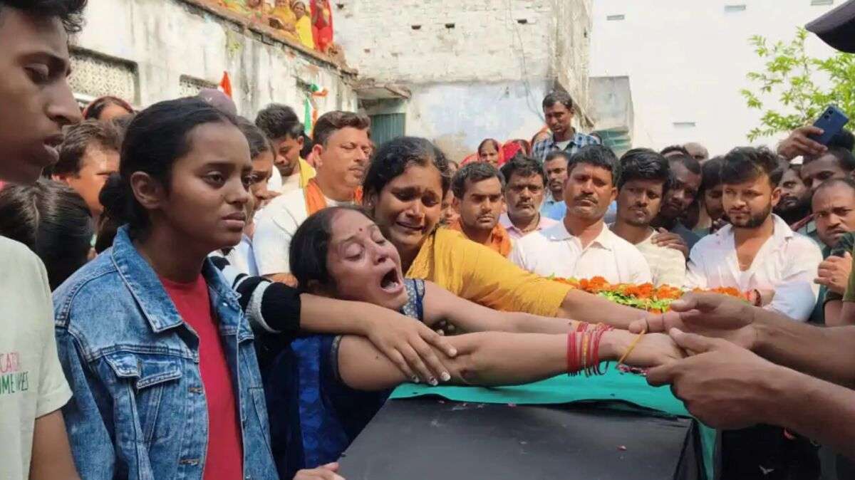 लेह में तैनात नालंदा के सूबेदार सुमन कुमार सिंह का निधन, पूरे गांव ने नम आंखों से दी अंतिम विदाई