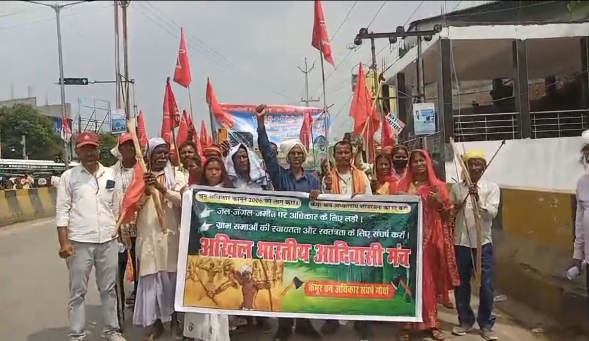 कैमूर की पहाड़ियों से उठी ‘जल-जंगल-जमीन’ की हुंकार: सासाराम में तीर-धनुष के साथ आदिवासियों का महासंग्राम, टाइगर रिजर्व के खिलाफ खोला मोर्चा