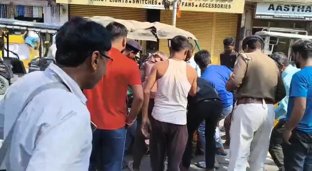 Bhagalpur: कचहरी चौक पर रफ्तार का ‘कहर’! पलट गया सवारियों से भरा टोटो; ट्रैफिक पुलिस बनी ‘देवदूत’, ऐसे बचाई जान