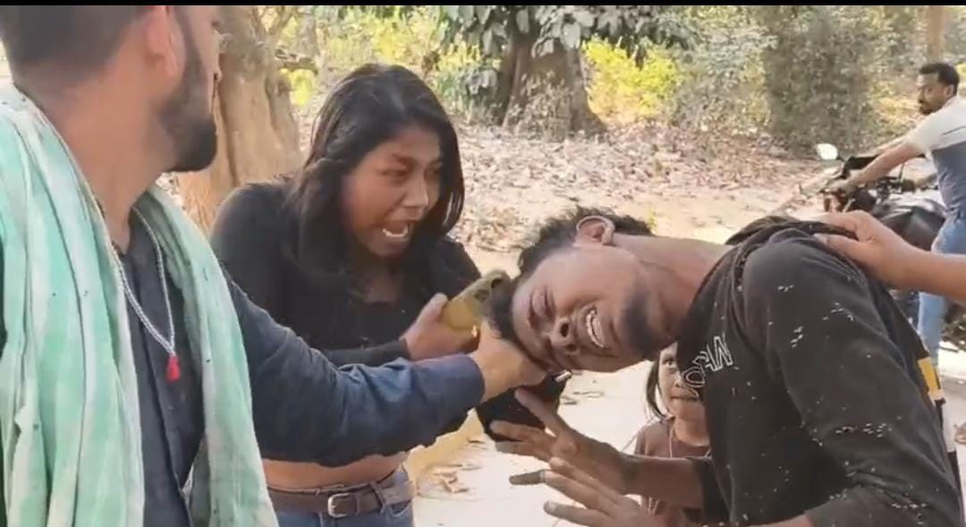 सैंडिस कंपाउंड में युवती से मोबाइल छीनकर भाग रहा था युवक, पब्लिक ने खदेड़कर दबोचा; वीडियो सोशल मीडिया पर वायरल