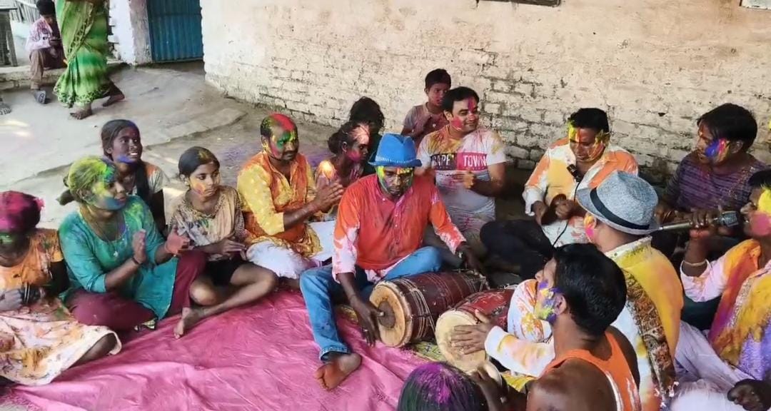 लालूचक में ‘शहरिया चकाचौंध’ पर भारी पड़ी ‘देसी होली’! ढोलक-झाल की थाप पर झूमे लोग; देखें ग्रामीण संस्कृति का जलवा