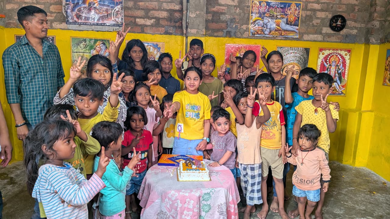 नन्हीं अनिका ने स्लम के बच्चों संग मनाया जन्मदिन; नए कपड़ों और केक की मिठास से खिले मासूमों के चेहरे