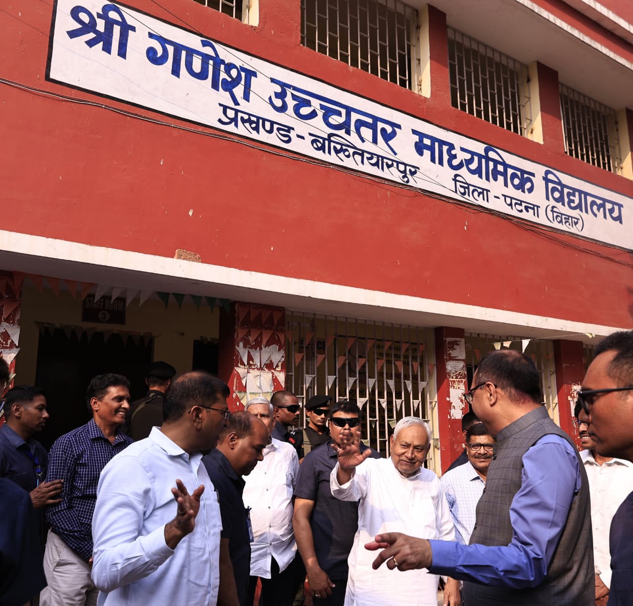 Nitish in Bakhtiyarpur: बचपन के स्कूल पहुँचे नीतीश कुमार, यादों के गलियारों के बीच गंगा पुल और ROB को लेकर दिया ‘डेडलाइन’ का संदेश