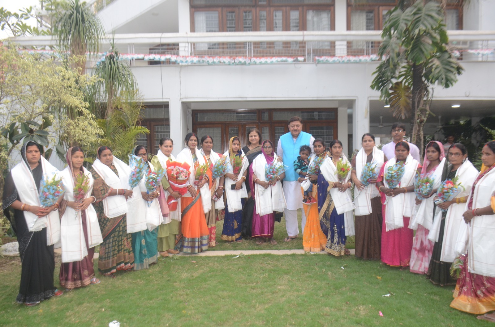 “नारी के बिना राष्ट्र का विकास असंभव!” पूर्व विधायक अजीत शर्मा के आवास पर ‘शक्ति’ का सम्मान; डॉ० विभा शर्मा ने बढ़ाया अग्रणी महिलाओं का हौसला