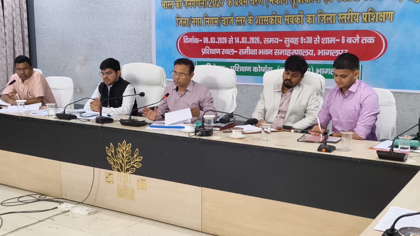 भागलपुर DM का एक्शन! प्रधान सहायकों का वेतन बंद, BEOs से मांगा जवाब; LPG जमाखोरों पर ‘स्पेशल स्ट्राइक’ का आदेश