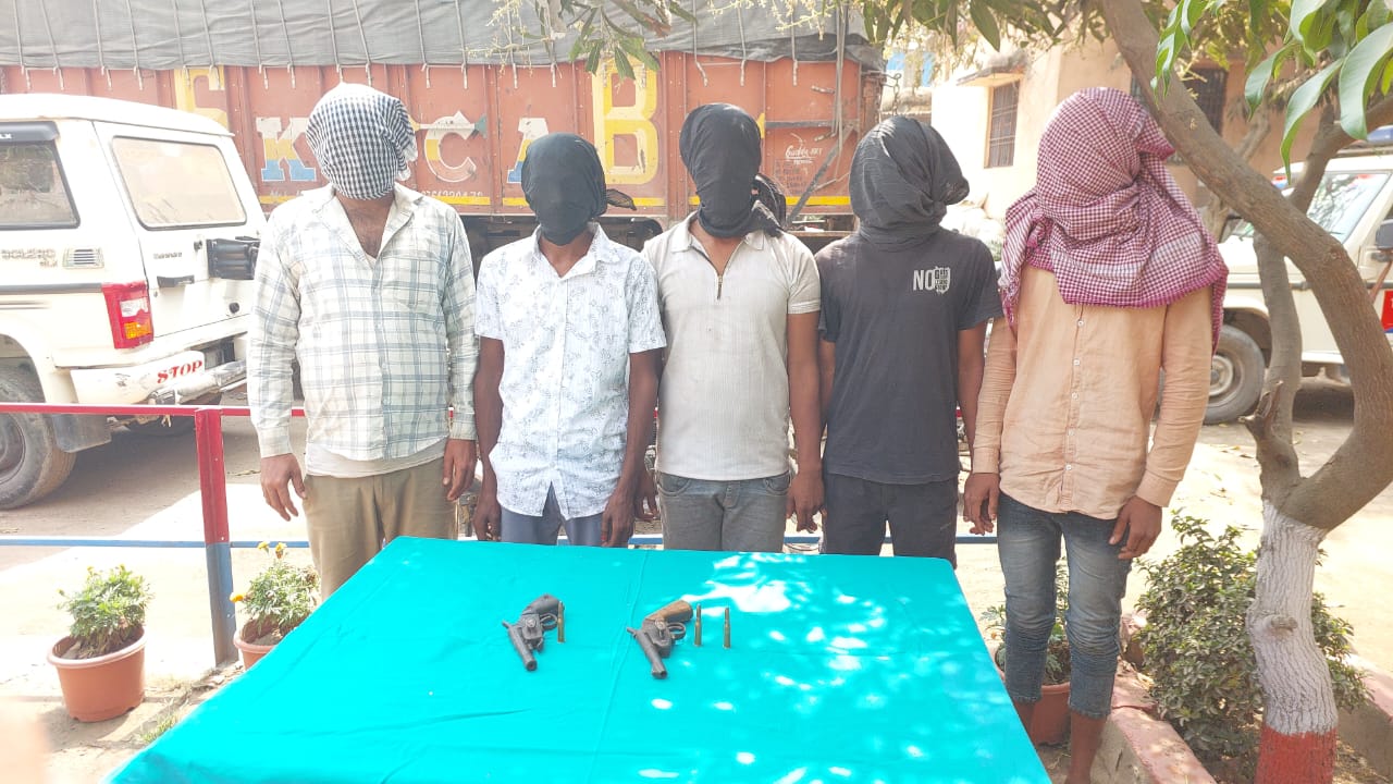 बिहटा में ‘ऑपरेशन क्लीन’! हथियार के बल पर बाइक लूटने वाले गिरोह का पर्दाफाश; G.J. कॉलेज रोड पर प्लानिंग करते धराए 5 गुर्गे, ‘कट्टा’ और लूट की 6 बाइक बरामद