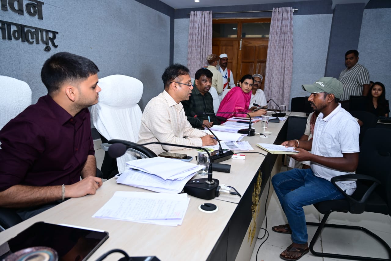 भागलपुर DM एक्शन मोड में! ‘सबका सम्मान-जीवन आसान’ के तहत सुनीं 45 फरियादें; ‘7 निश्चय-3’ से संवरेगा बिहार