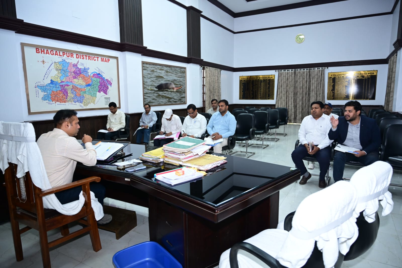 भागलपुर में ‘गैस’ पर पैनिक न हों! DM की हाई-लेवल मीटिंग में बड़ा खुलासा— “जरूरत से दोगुना स्टॉक, फिर भी 3 दिन का बैकलॉग; जानें क्यों मची है हाय-तौबा?”