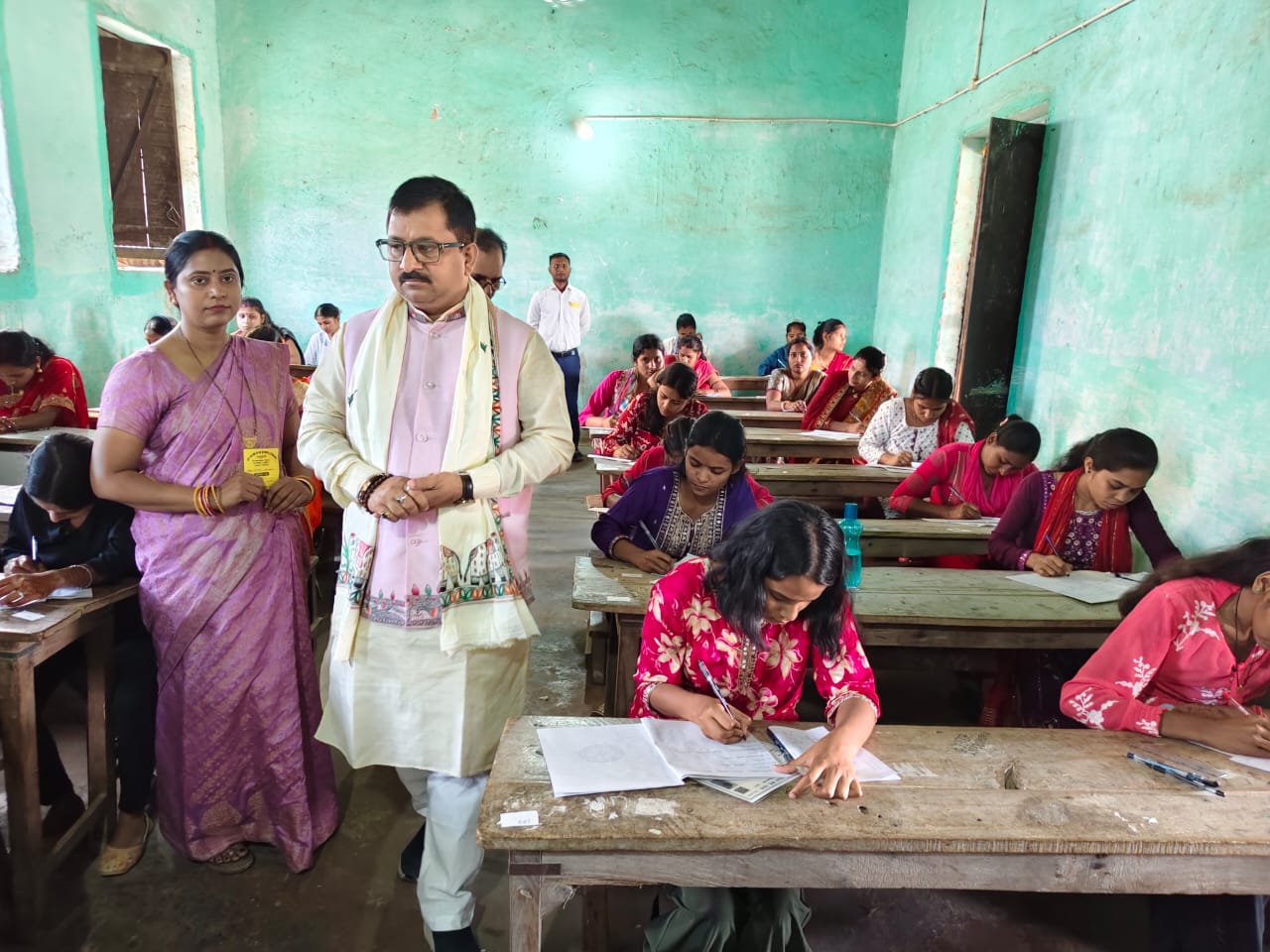 बिहार में ‘मध्यमा परीक्षा’ का शंखनाद! संस्कृत बोर्ड के अध्यक्ष ने मधुबनी में किया औचक निरीक्षण; कदाचार करने वालों को सीधी चेतावनी