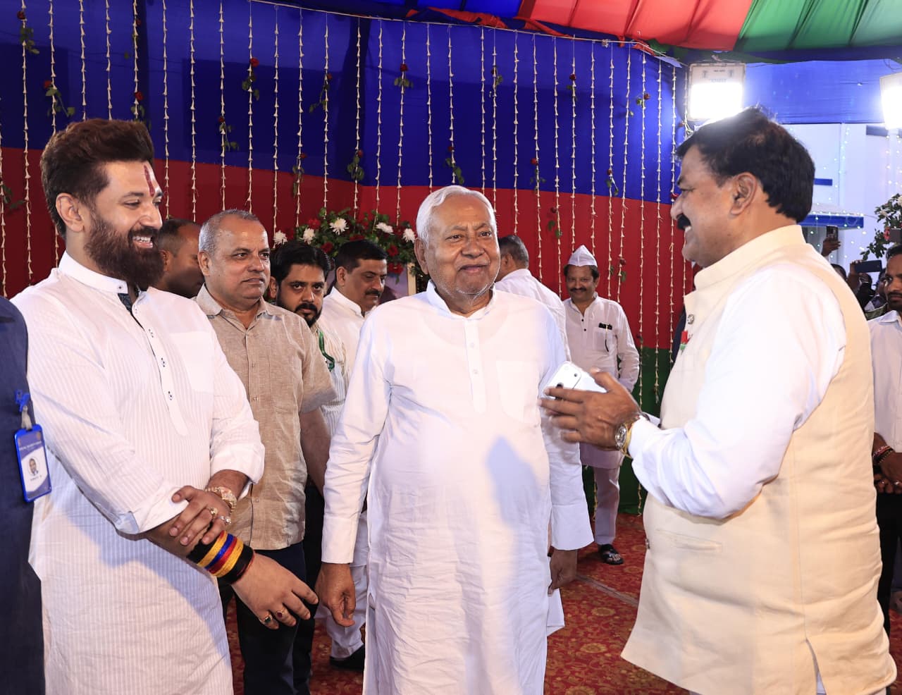 पटना में सजी ‘दावत-ए-इफ्तार’, चिराग के द्वार पहुंचे नीतीश! साफा पहनाकर हुआ स्वागत; स्व. रामविलास पासवान को दी श्रद्धांजलि