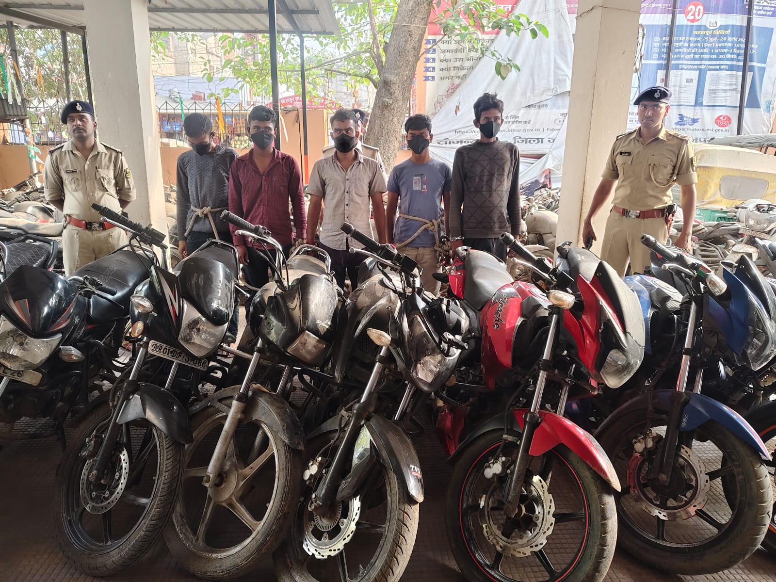 भोजपुर पुलिस की ‘सुपर स्ट्राइक’! आरा में अंतरजिला बाइक चोर गिरोह का भंडाफोड़; 11 मोटरसाइकिलों के साथ 5 शातिर गिरफ्तार