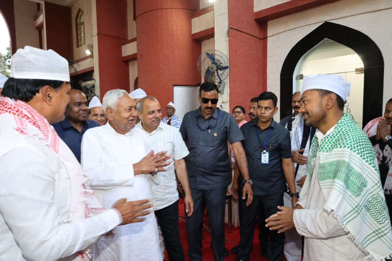 हज भवन में ‘अमन-चैन’ की दुआ! जदयू की दावत-ए-इफ्तार में शामिल हुए CM नीतीश; रोजेदारों संग मांगी बिहार की खुशहाली