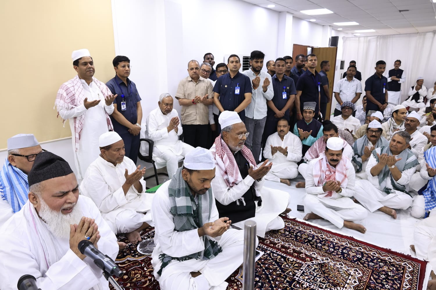 1 अणे मार्ग में ‘भाईचारे’ वाली दावत! नीतीश कुमार ने दी भव्य इफ्तार पार्टी; सत्ता और सियासत के दिग्गजों ने एक साथ की ‘दुआ’