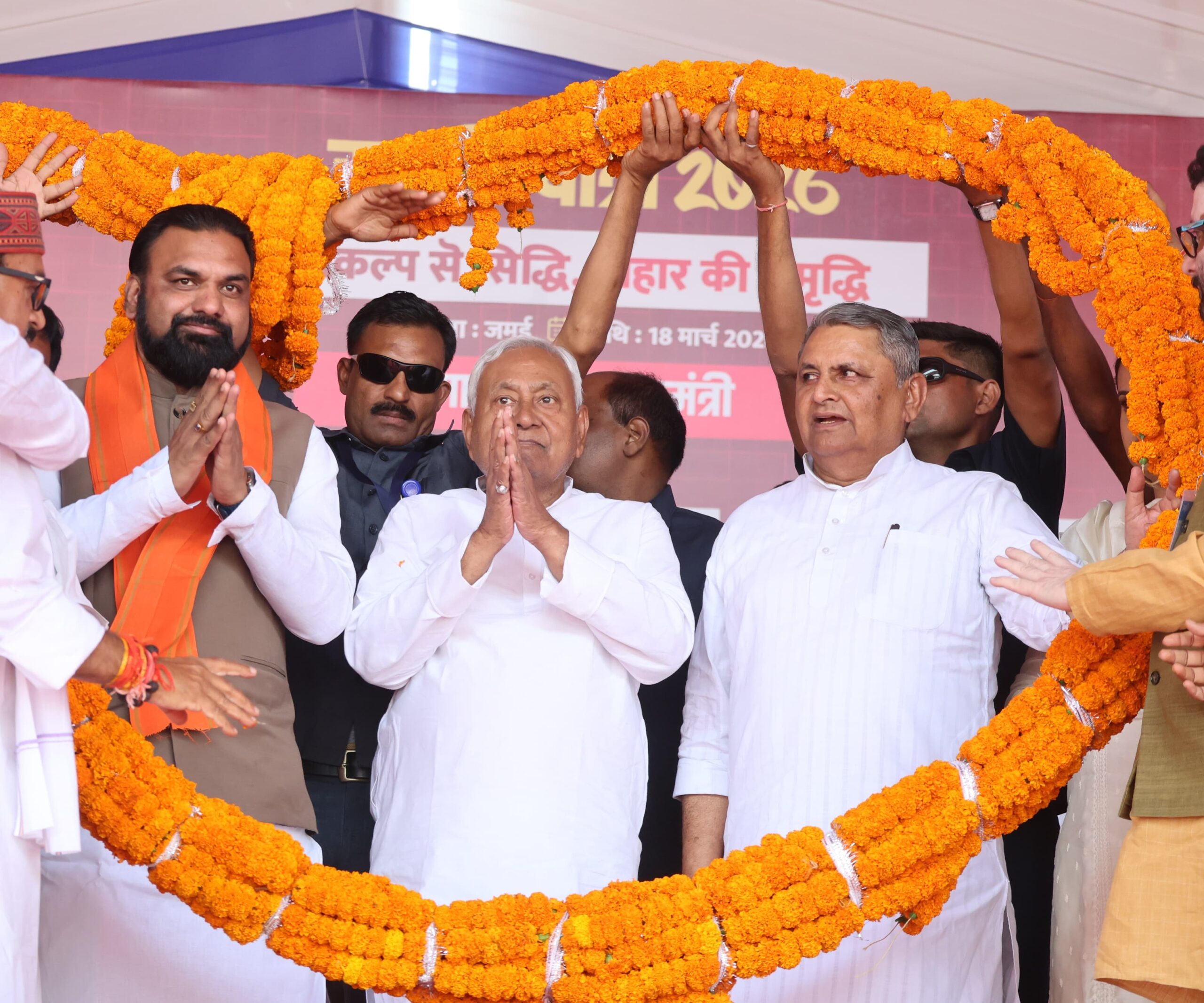 बिहार में ‘सत्ता हस्तांतरण’ का मेगा संकेत! सम्राट के कंधे पर नीतीश का हाथ; बोले- “अब आगे यही सब काम करेंगे”