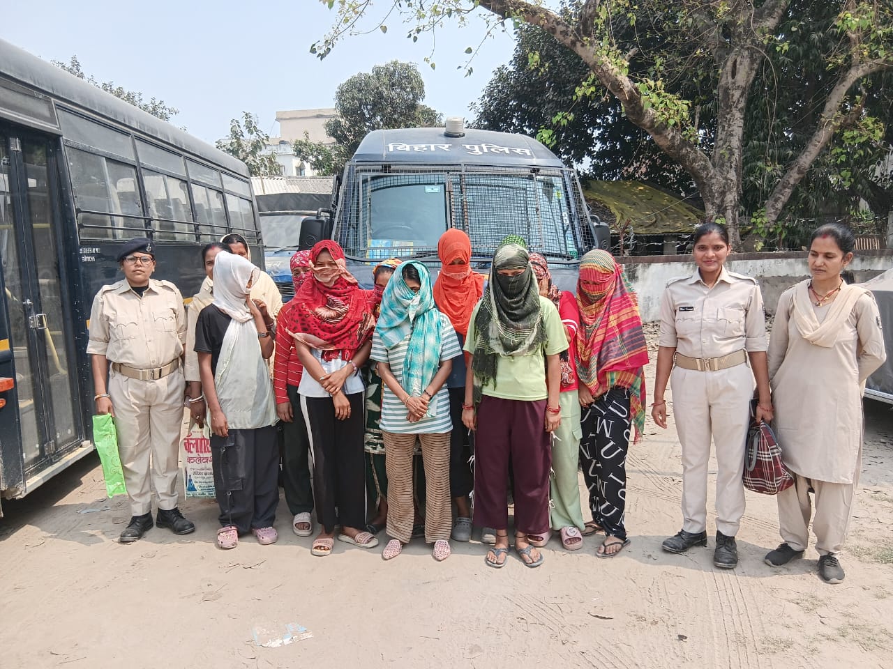 गोपालगंज में ऑर्केस्ट्रा की आड़ में ‘गंदा धंधा’! बैकुंठपुर में पुलिस का बड़ा प्रहार; 10 किशोरियां मुक्त, बंगाल का सरगना गिरफ्तार