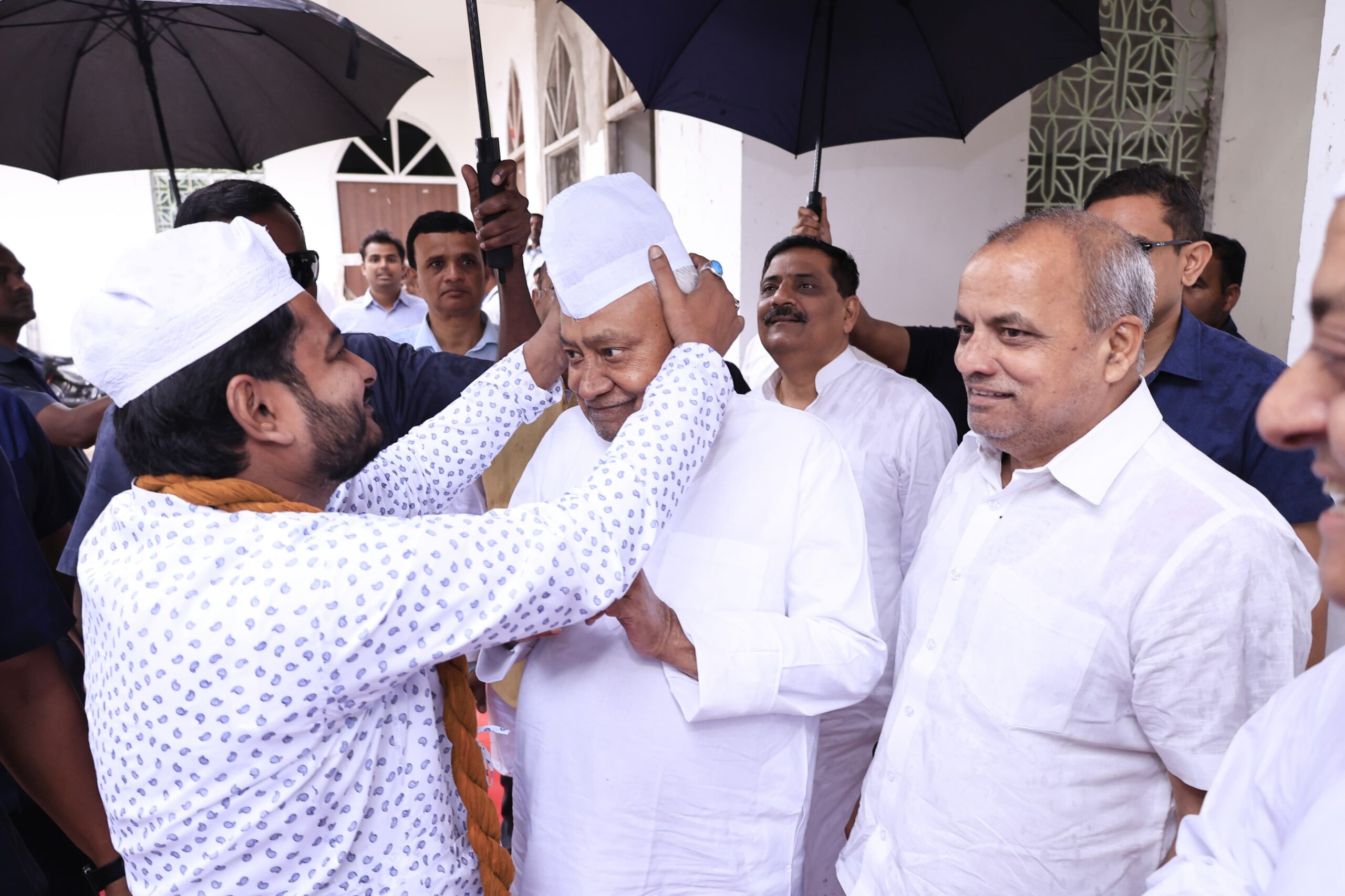 बिहार की फिजाओं में ‘अमन’ की दुआ! खानकाहों की चौखट पर पहुँचे सीएम नीतीश; ईद पर फुलवारी शरीफ से पटना सिटी तक दिखा ‘भाईचारे’ का नीतीश मॉडल