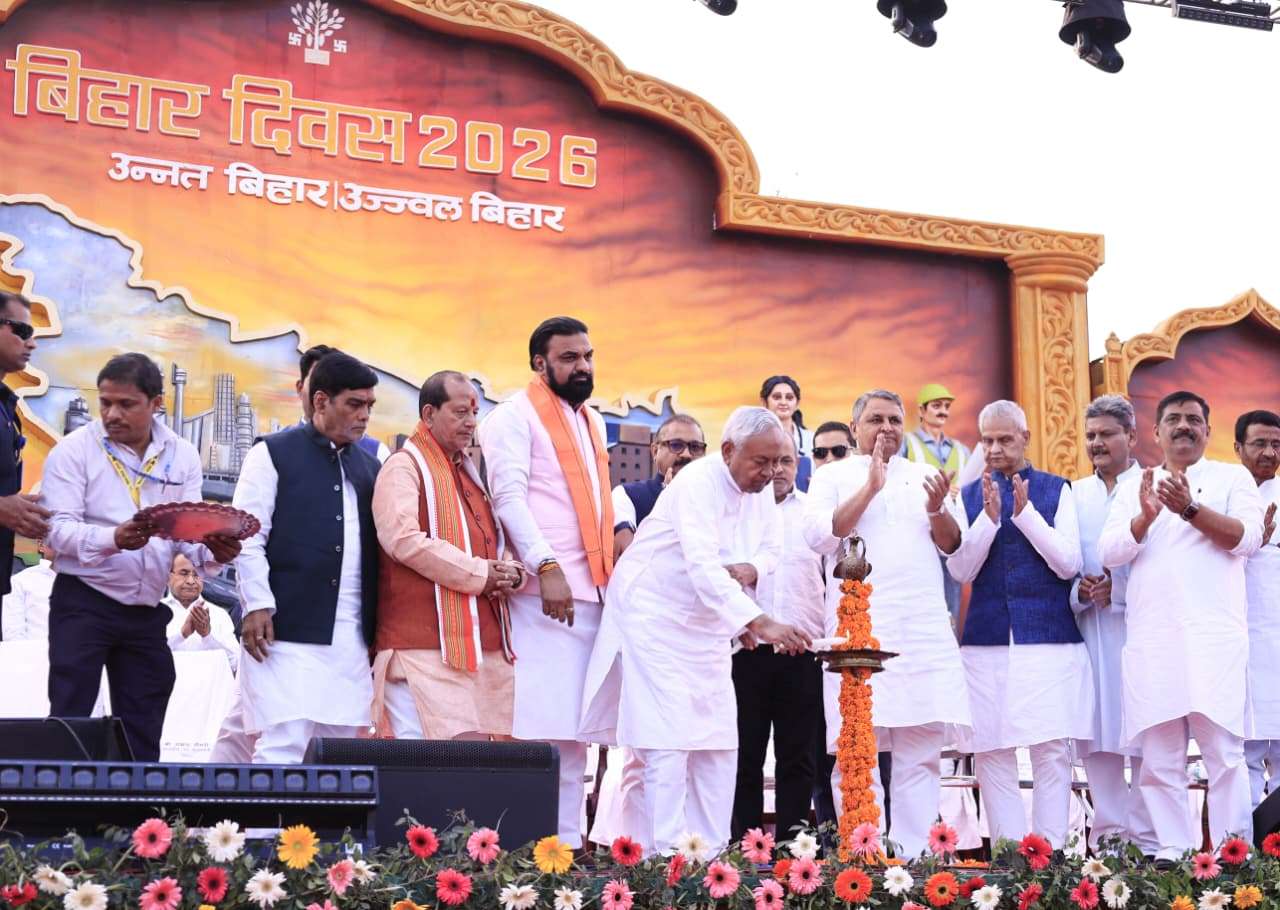 114वें ‘बिहार दिवस’ पर गांधी मैदान में गूँजा ‘उन्नत बिहार’ का संकल्प! CM नीतीश ने दीप जलाकर किया उत्सव का आगाज़; स्मार्ट क्लास और साइंस लैब में दिखा भविष्य का चेहरा