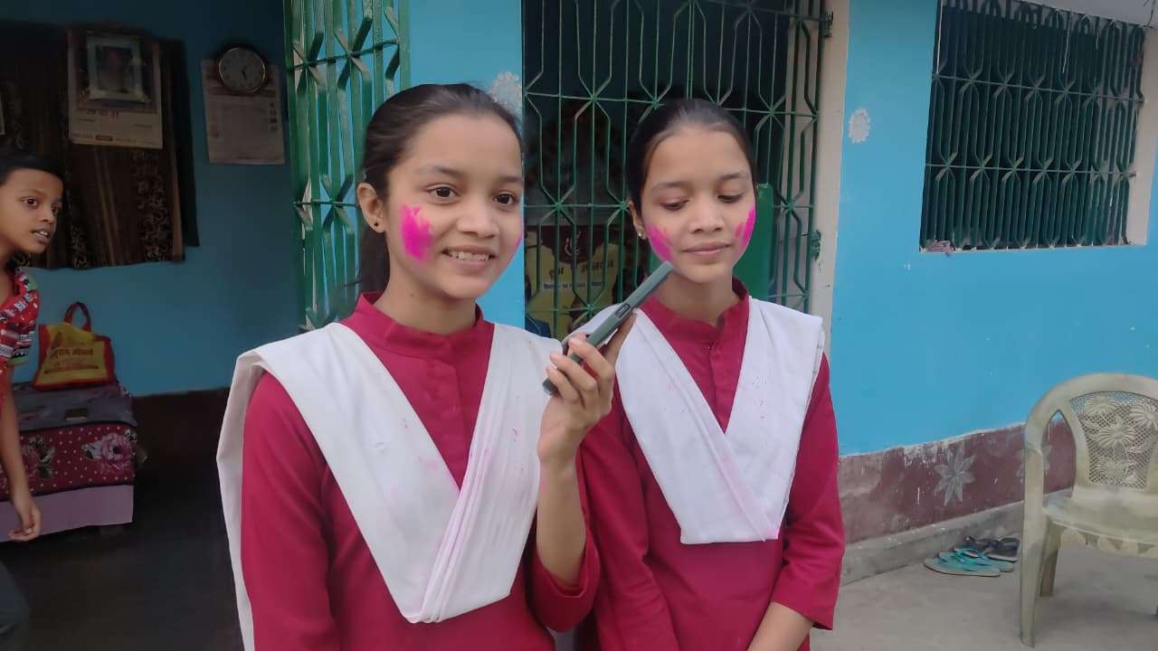 भागलपुर की जुड़वां बहनों का ‘डबल धमाका’! साक्षी-सृष्टि बनीं विज्ञान की जिला टॉपर; 92% से ज्यादा अंक लाकर गांव में मचाया जश्न