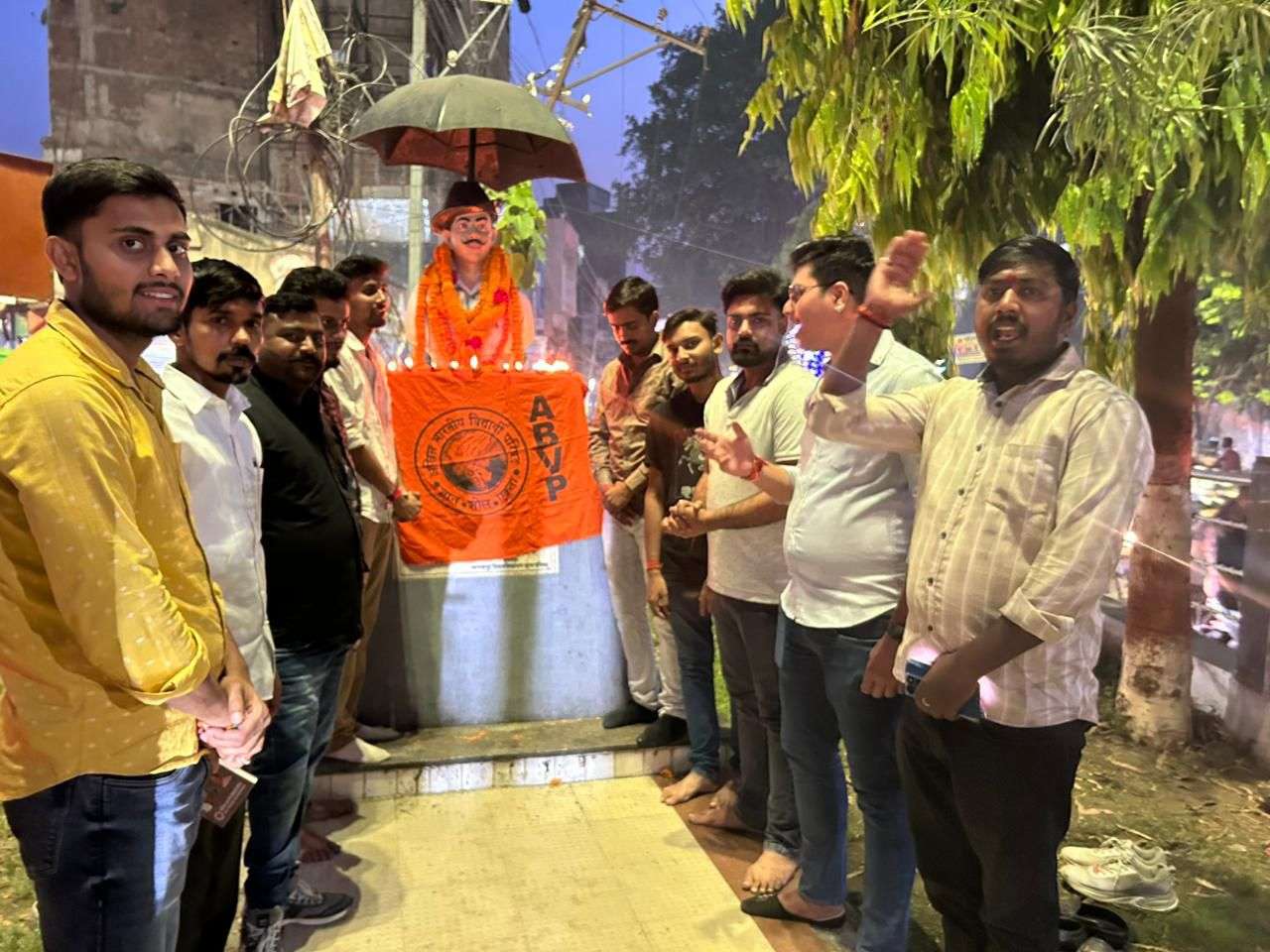 भागलपुर के घंटाघर पर गूँजा ‘इंकलाब’! ABVP ने शहीदों को दी भावभीनी श्रद्धांजलि; बोले— “23 की उम्र में फांसी चूमने वालों से लें प्रेरणा”