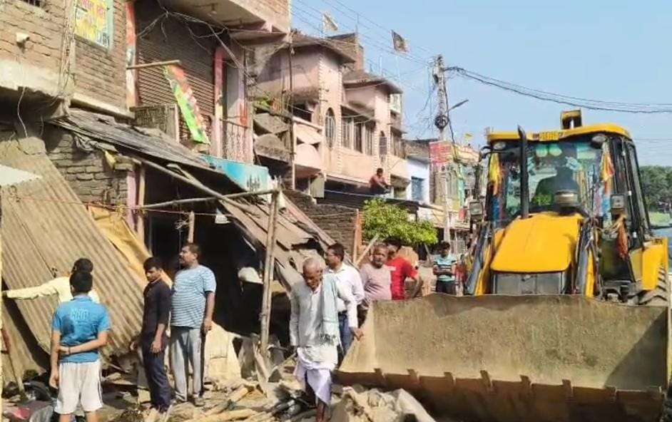 पीरपैंती में ‘बाबा का बुलडोजर’! वर्षों पुरानी अतिक्रमण की समस्या पर चला प्रशासन का हंटर; शेरमारी बाजार से हॉस्पिटल मोड़ तक सड़कें हुईं चकाचक