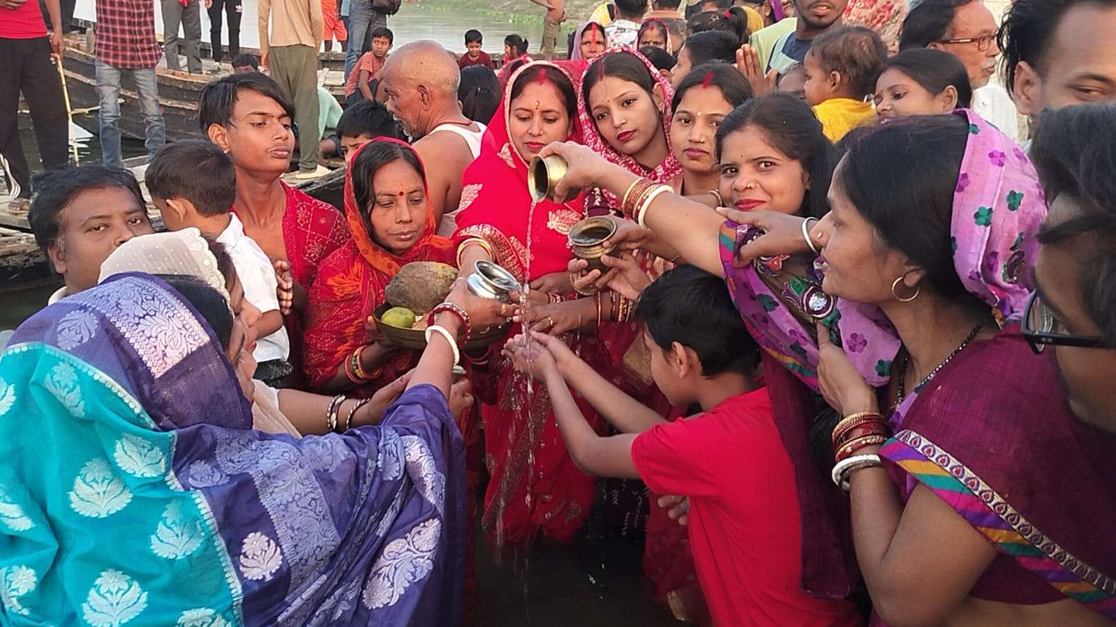 भागलपुर में चैती छठ की अनुपम छटा; गंगा के पावन तटों पर उमड़ा आस्था का सैलाब, अस्ताचलगामी भगवान भास्कर को दिया गया पहला अर्घ्य