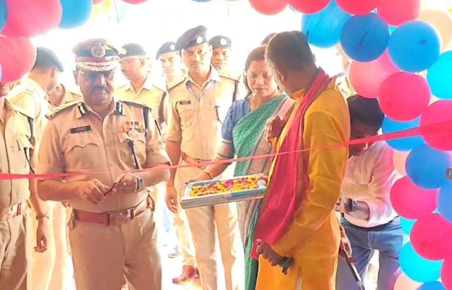 सुल्तानगंज रेलवे स्टेशन पर 'हाई-टेक' सुरक्षा का आगाज! रेल आईजी ए.एन. सिन्हा ने किया आरपीएफ बैरक और थाने का उद्घाटन; अब जवानों के मोबाइल पर होगी अपराधियों की 'कुंडली' 1 सुल्तानगंज रेलवे स्टेशन पर 'हाई-टेक' सुरक्षा का आगाज! रेल आईजी ए.एन. सिन्हा ने किया आरपीएफ बैरक और थाने का उद्घाटन; अब जवानों के मोबाइल पर होगी अपराधियों की 'कुंडली'