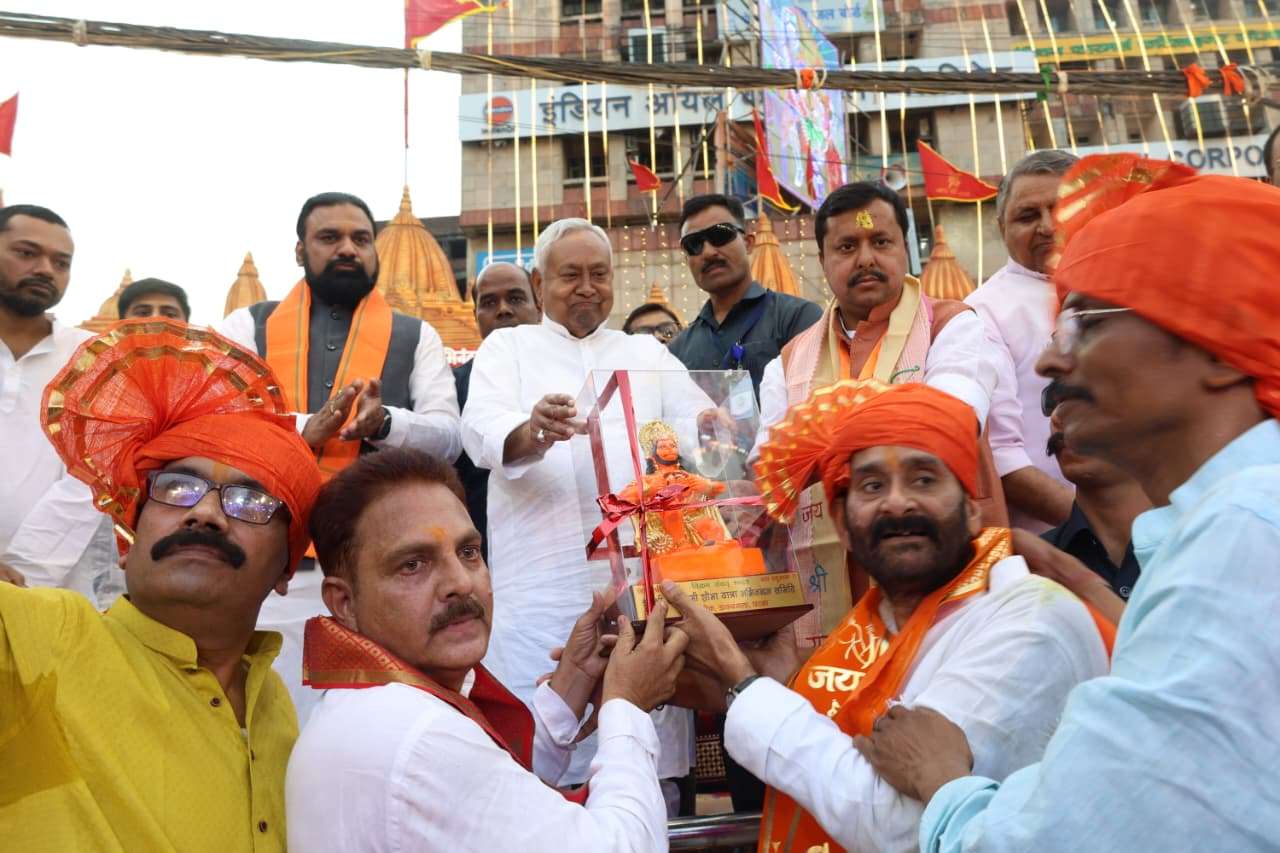 पटना के डाकबंगला चौराहे पर 'राम-भक्ति' का महासंगम! मुख्यमंत्री नीतीश कुमार ने उतारी शोभा यात्रा की आरती; एनडीए के दिग्गजों की मौजूदगी ने बढ़ाया सियासी तापमान