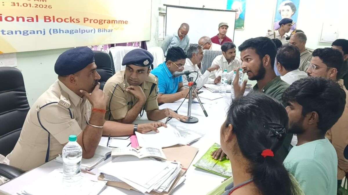 सुल्तानगंज में प्रशासन का जनता दरबार: जमीन विवादों के समाधान पर फोकस, अधिकारियों ने सुनी लोगों की समस्याएं