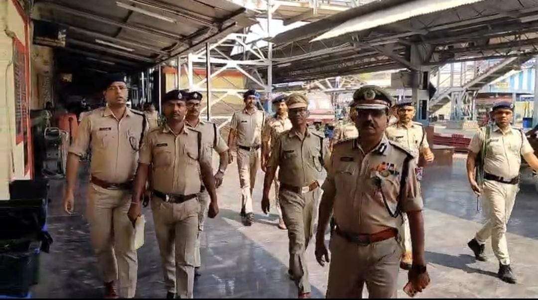 भागलपुर रेलवे स्टेशन पर हाई अलर्ट: रेल आईजी अमिया नंदन सिन्हा ने की सुरक्षा व्यवस्था की समीक्षा, दिए सख्त निर्देश