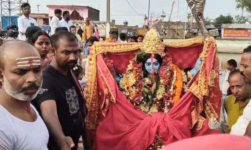 भागलपुर में चैती काली पूजा का समापन: दिनेश्वर नाथ धाम से निकली भव्य विसर्जन यात्रा, गंगटा पोखर में उमड़ी श्रद्धालुओं की भीड़ 1 भागलपुर में चैती काली पूजा का समापन: दिनेश्वर नाथ धाम से निकली भव्य विसर्जन यात्रा, गंगटा पोखर में उमड़ी श्रद्धालुओं की भीड़