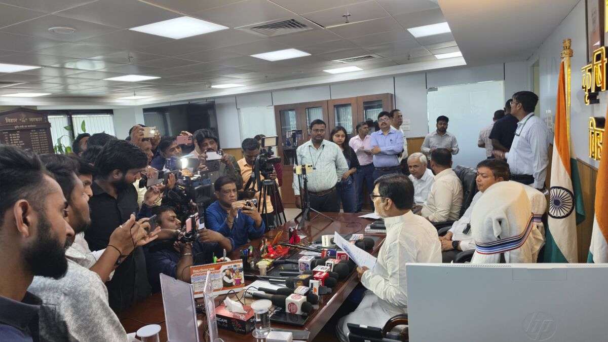 पश्चिम एशिया युद्ध के बीच बिहार में खाद का 'कवच'! कृषि मंत्री राम कृपाल यादव की हाई-लेवल बैठक; जमाखोरों पर 'जीरो टॉलरेंस' और 2.63 लाख टन यूरिया का स्टॉक 1 पश्चिम एशिया युद्ध के बीच बिहार में खाद का 'कवच'! कृषि मंत्री राम कृपाल यादव की हाई-लेवल बैठक; जमाखोरों पर 'जीरो टॉलरेंस' और 2.63 लाख टन यूरिया का स्टॉक