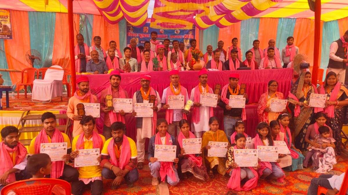 दरभंगा के जाले में प्रजापति समाज की बैठक, एकजुटता का संकल्प; मेधावी छात्रों को किया गया सम्मानित 1 दरभंगा के जाले में प्रजापति समाज की बैठक, एकजुटता का संकल्प; मेधावी छात्रों को किया गया सम्मानित