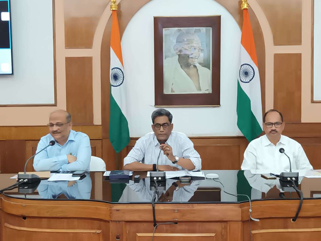 बिहार में 'संकट प्रबंधन' का नया अध्याय; मुख्य सचिव प्रत्यय अमृत ने संभाली कमान; 14 जिलों में PNG की 'जीरो' रफ्तार पर भड़के, LPG बैकलॉग और कालाबाजारी पर FIR का सख्त आदेश
