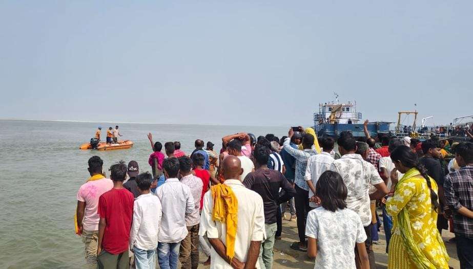 भागलपुर में गंगा स्नान के दौरान दर्दनाक हादसा: बच्चों के सामने गहरे पानी में समाया पिता, बाबूपुर घाट पर मची चीख-पुकार