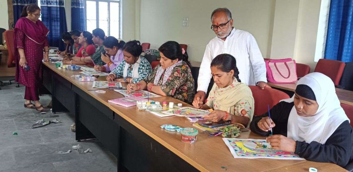 भागलपुर की मंजूषा कला का जादू: शिलांग निफ्ट के छात्र रेशम भवन में सीख रहे बारीकियां, 50 दिवसीय गुरु-शिष्य प्रशिक्षण की प्रायोगिक परीक्षा संपन्न