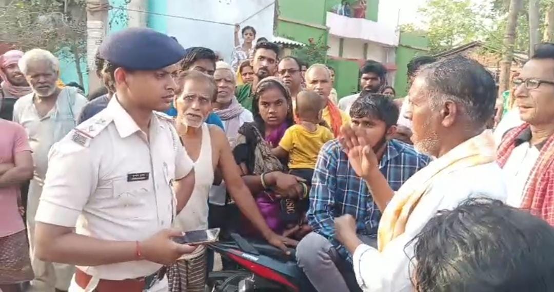 गर्भपात के दौरान महिला की मौत से हड़कंप: परिजनों ने डॉक्टर और आशा कार्यकर्ता पर लापरवाही का आरोप, जांच शुरू 1 गर्भपात के दौरान महिला की मौत से हड़कंप: परिजनों ने डॉक्टर और आशा कार्यकर्ता पर लापरवाही का आरोप, जांच शुरू