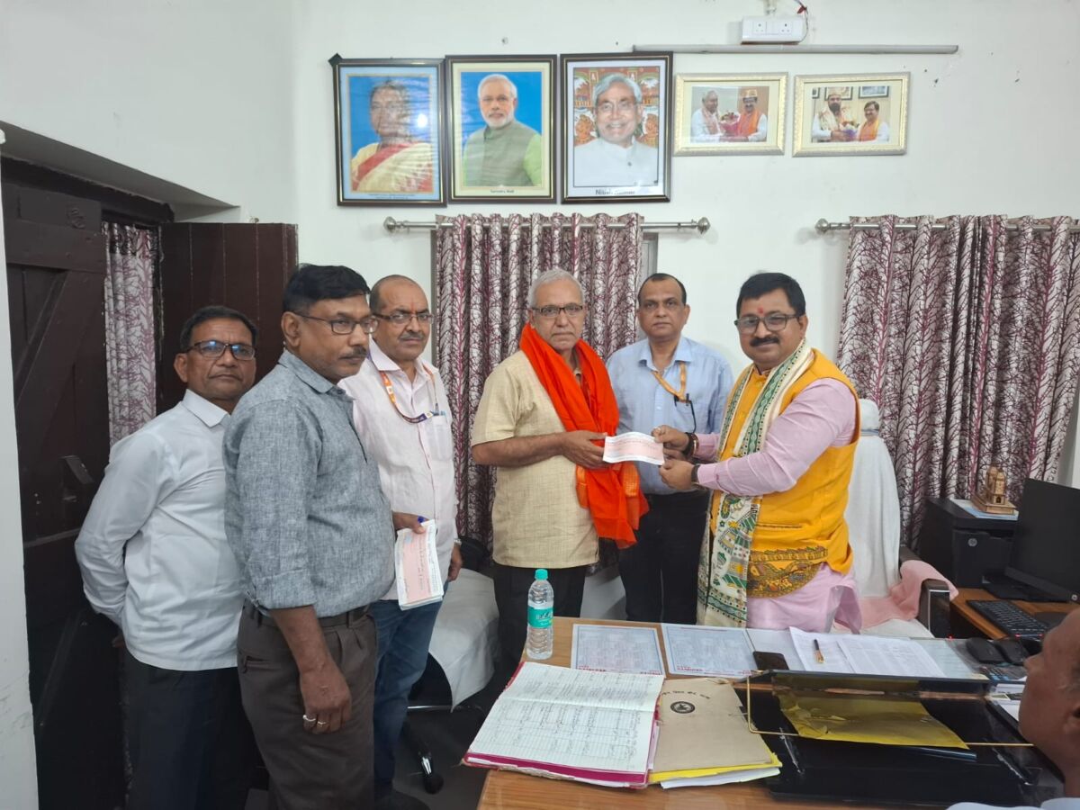 बिहार संस्कृत शिक्षा बोर्ड में न्याय का सवेरा: 15 कर्मचारियों के वर्षों पुराने 'वनवास' का अंत, सेवानिवृत्ति लाभ के चेक मिलते ही छलकीं खुशियां 1 बिहार संस्कृत शिक्षा बोर्ड में न्याय का सवेरा: 15 कर्मचारियों के वर्षों पुराने 'वनवास' का अंत, सेवानिवृत्ति लाभ के चेक मिलते ही छलकीं खुशियां