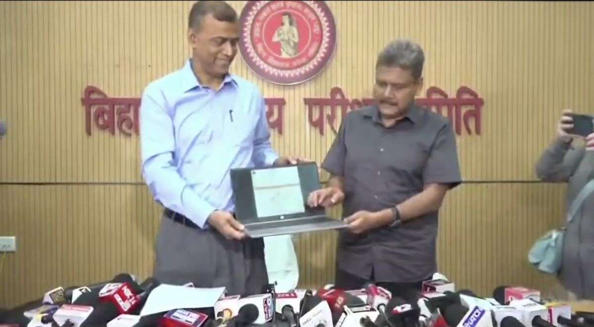 BSEB मैट्रिक रिजल्ट जारी: बिहार की बेटियों ने गाड़े सफलता के झंडे! पुष्पांजलि और सबरीन संयुक्त रूप से बनीं स्टेट टॉपर; 81.79% छात्र सफल, मार्च में ही रिजल्ट देकर बोर्ड ने फिर रचा इतिहास 2 BSEB मैट्रिक रिजल्ट जारी: बिहार की बेटियों ने गाड़े सफलता के झंडे! पुष्पांजलि और सबरीन संयुक्त रूप से बनीं स्टेट टॉपर; 81.79% छात्र सफल, मार्च में ही रिजल्ट देकर बोर्ड ने फिर रचा इतिहास