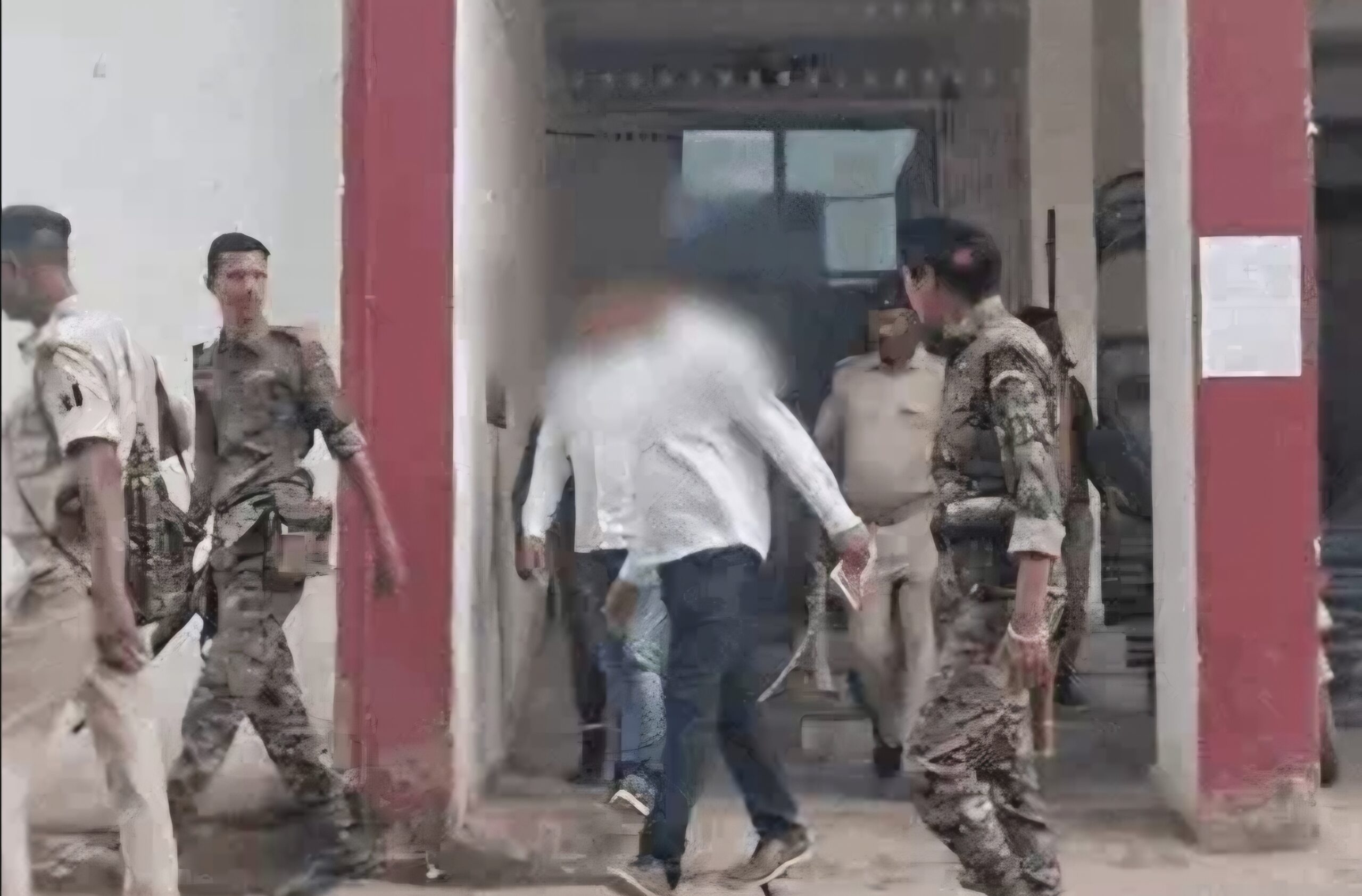 मुंगेर में ‘रक्षक’ बना भक्षक! सगी बेटियों से दरिंदगी करने वाले पिता को उम्रकैद; कोर्ट बोला- “ऐसे हैवानों के लिए समाज में जगह नहीं”