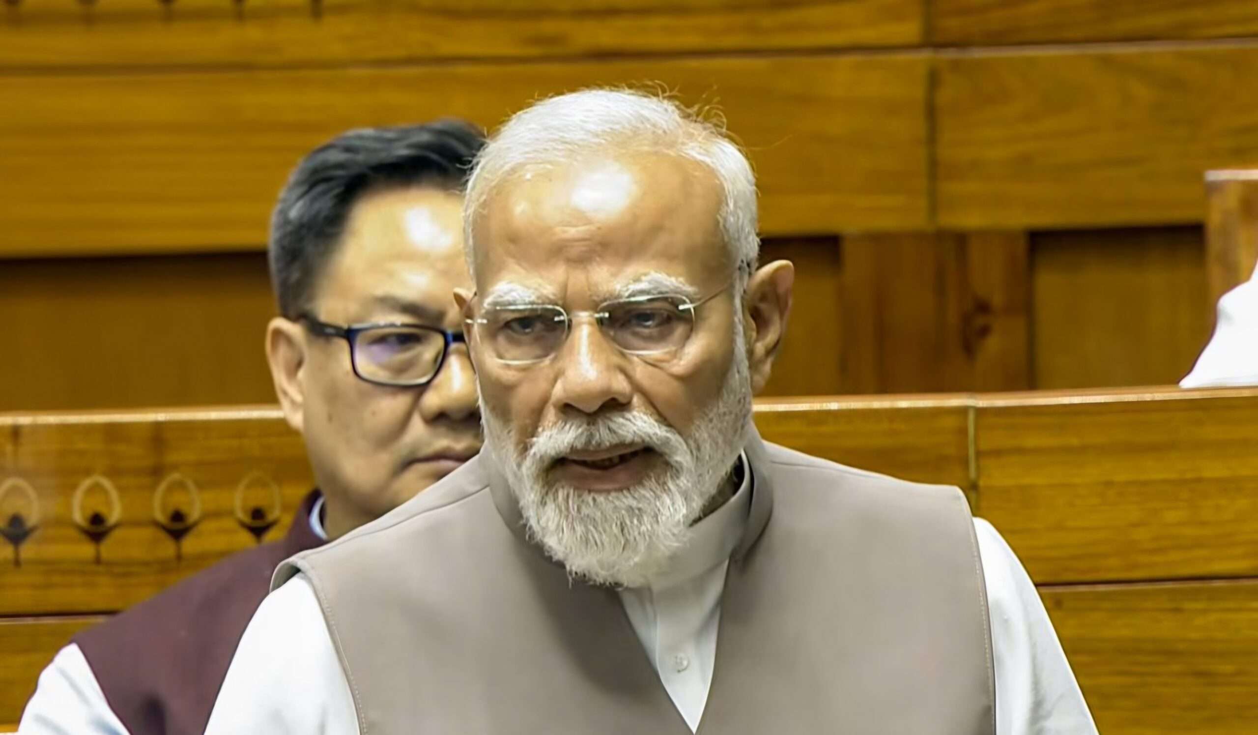 शहीद दिवस पर PM मोदी का ‘संसद’ से बड़ा संदेश— “जंग के साये में घबराएं नहीं, एकजुट रहें; भारत के पास है तेल और खाद का ‘बंपर’ स्टॉक”