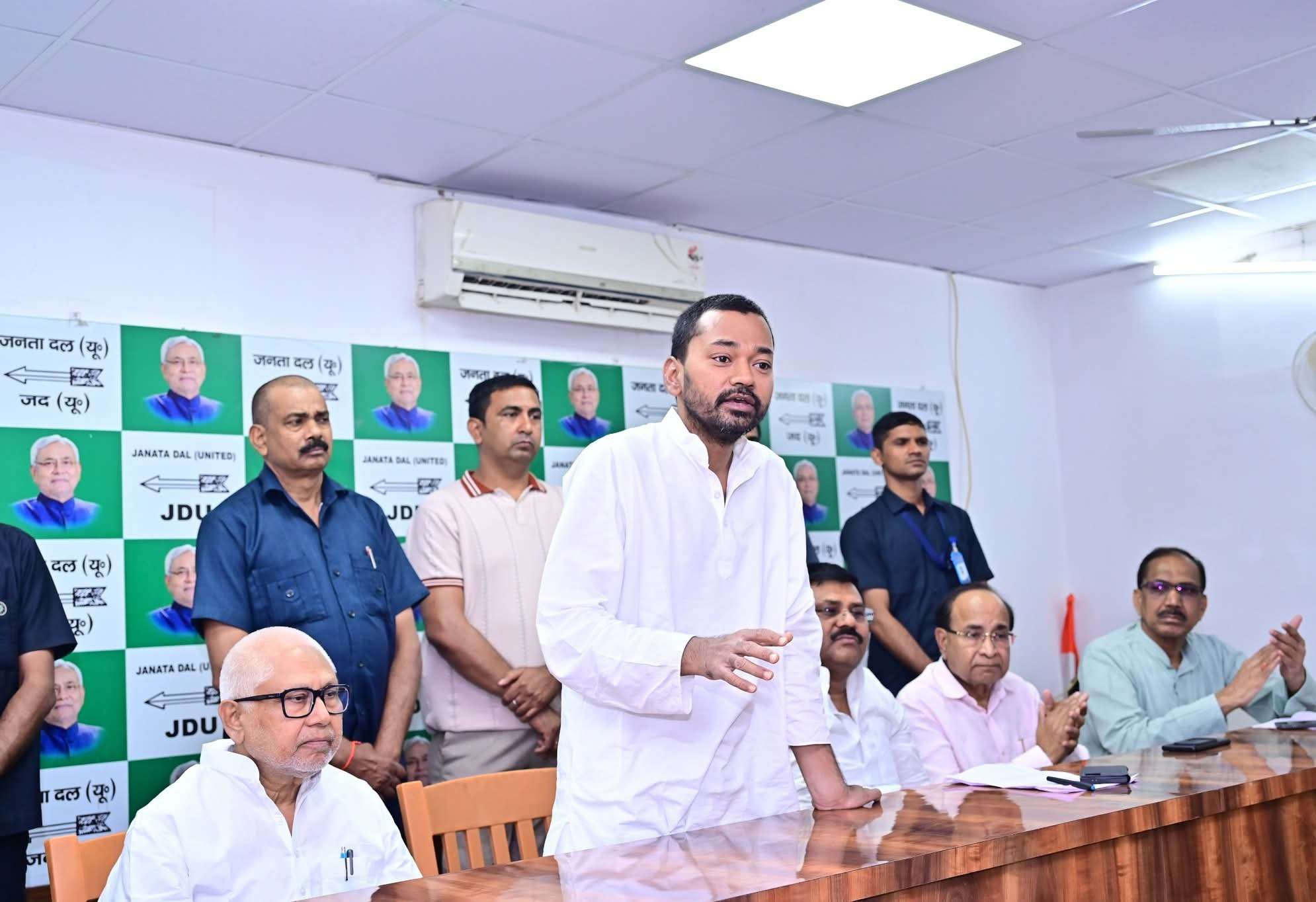 निशांत कुमार का 'मिशन बिहार'! जदयू कार्यकर्ताओं को मिला '2005 के बाद का रिपोर्ट कार्ड'; सारण प्रमंडल में हुंकार और घर-घर बुकलेट पहुँचाने का टास्क