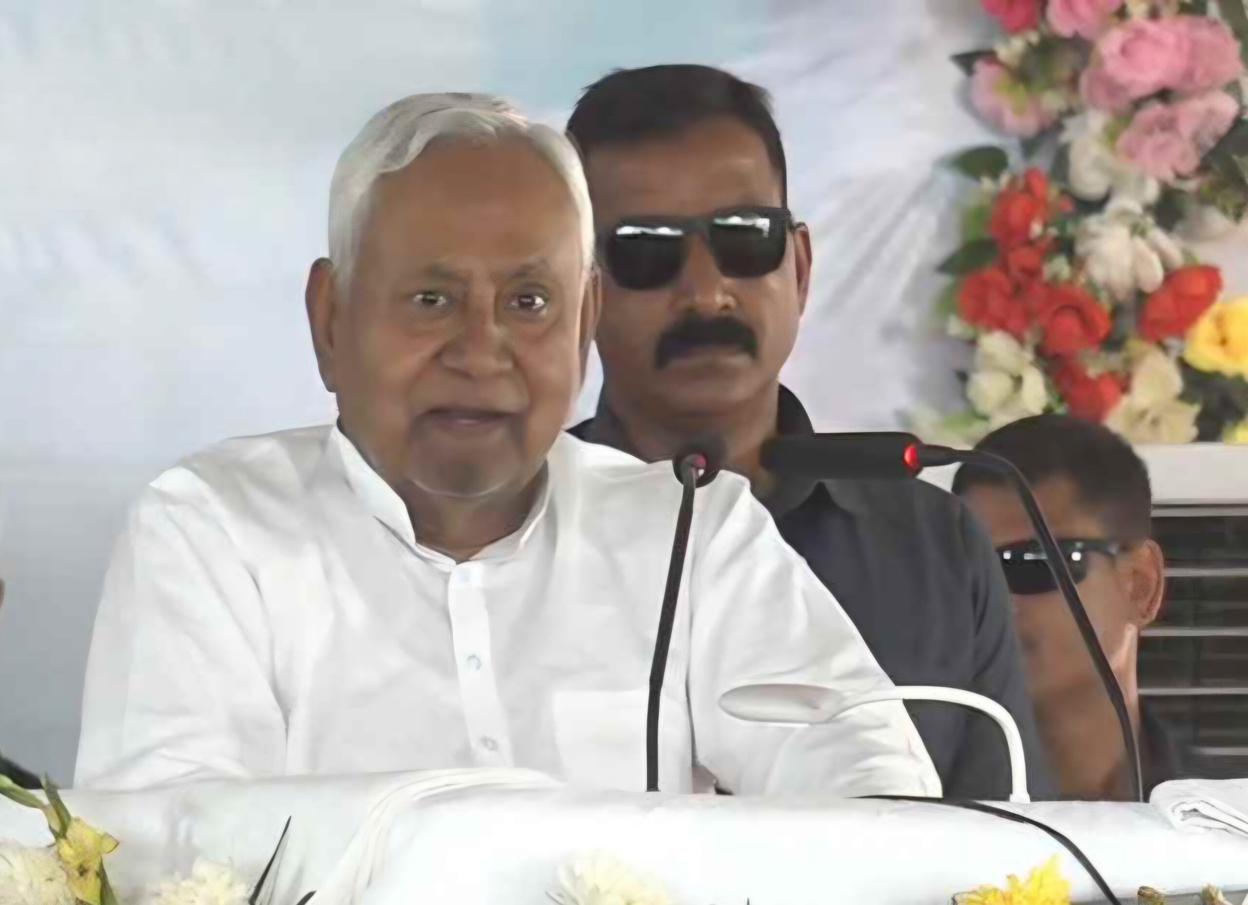 बेगूसराय में ‘नीतीश’ का देसी अंदाज! भाग रही महिलाओं को मंच से टोका— “काहे भाग रही हो, हम बंद कर दें?”; पुरानी सरकार पर बरसे सीएम, बोले- “अब डरावना वक्त खत्म”