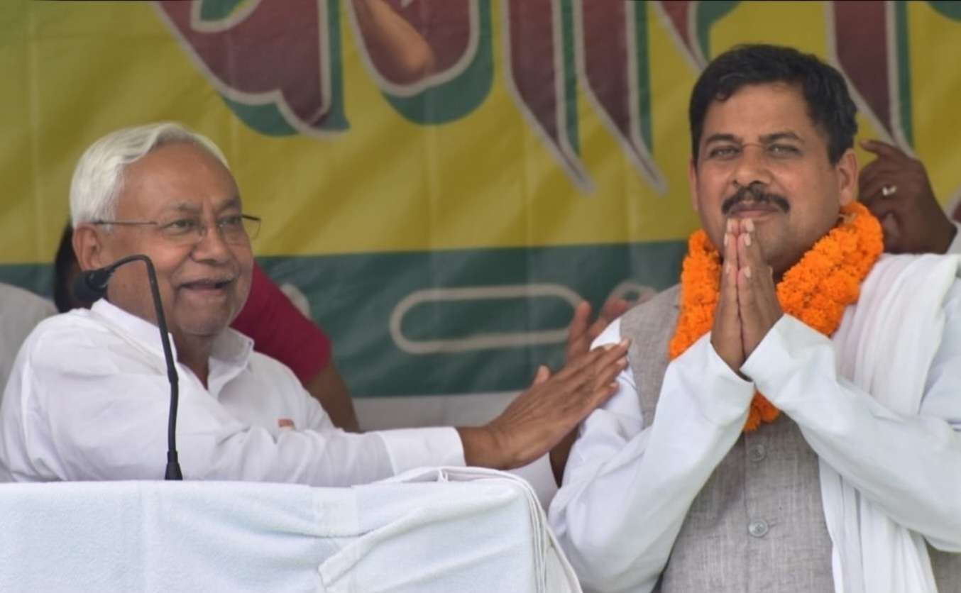 जदयू में ‘बगावत’ की बड़ी कार्रवाई! बांका सांसद गिरिधारी यादव की सदस्यता खत्म करने की तैयारी; बेटे के लिए ‘लालटेन’ थामने का आरोप, ओम बिरला तक पहुँचा मामला