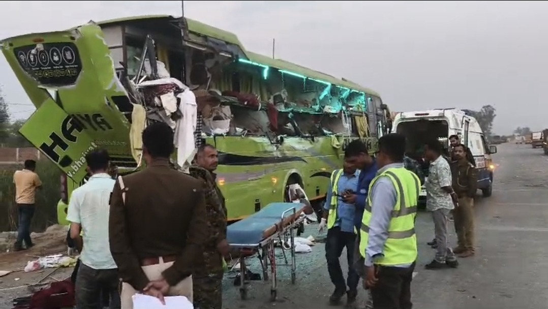 कैमूर में ‘ब्लैक संडे’: दिल्ली-कोलकाता नेशनल हाईवे पर बस और ट्रक की भीषण भिड़ंत; मासूम समेत 3 की मौत, दर्जनों घायल